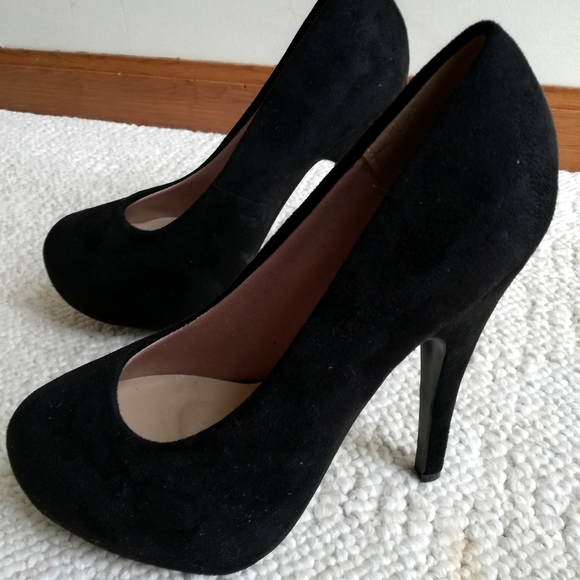 NEW Never Been Worn Black Suede Pumps - Picture 2 of 5